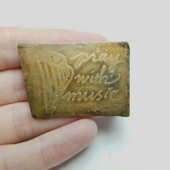 Vintage Pray with Music Harp Brooch, Unique Handmade 2003 Signed Lapel Pin - Picture 6 of 6